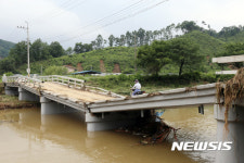 폭우로 주저앉은 청주 전하울교 대체할 임시교량 설치