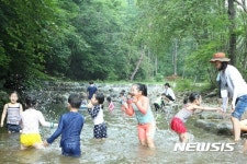 주말 물놀이 즐기는 어린이들