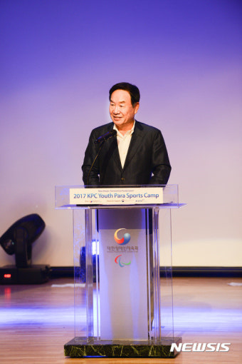축사하는 김성일 대한장애인체육회 고문