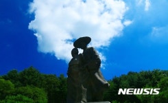 청명한 하늘에 애잔한 박달도령과 금봉낭자