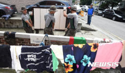 수해지역 대민지원하는 51사단 군장병들