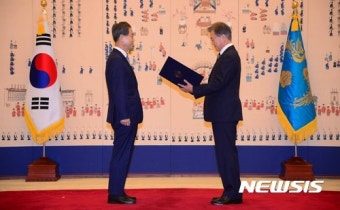문 대통령, '조재연 대법관 임명장 수여'