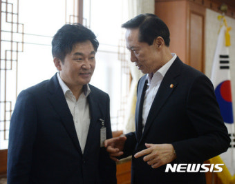 대화 나누는 송영무 국방부 장관-원희룡 제주지사