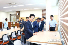 구즉도서관 점검하는 유성구청장