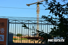 경남 진해 리젠시빌 란트 아파트 건설현장서 크레인 넘어가 작업자 중상... 작업중지명령