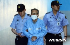 블랙리스트 희비···눈 감은 김기춘 vs 수갑 푼 조윤선