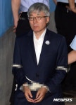 굳은 표정의 김종덕