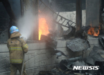 발안산업단지 내 화장품 공장 화재 잔불 정리