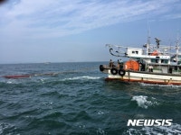해경, 군산 앞바다에서 불법 멸치잡이 어선 4척 붙잡아