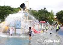 물놀이하는 어린이들