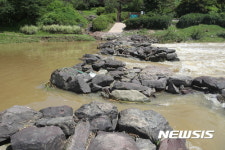 집중호우에 진천 농다리 상판·교각 또 유실