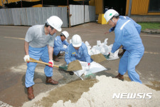 모래주머니를 만들고 있는 포항제철소 직원들