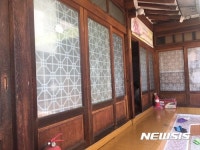 마당 깊은 집 문학관 들어서는 남성동경로당