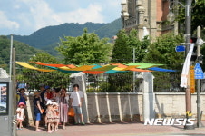 덥다 더워 그늘막 아래로
