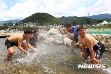 대화천에서 물놀이를