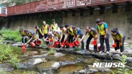 창원 가음정천에 미꾸라지 1000여마리 방류