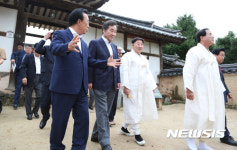 이낙연 총리, 하계휴가 중 안동 하회마을 방문 