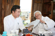 부채 선물받은 이낙연 총리
