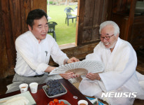 부채 선물받은 이낙연