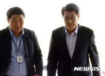 경찰서 들어서는 김광수 의원