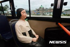 서울역 앞 지나는 평화의 소녀상