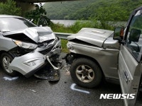 괴산 연풍면서 승용차 충돌 3명 다쳐 