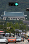 문 대통령 취임 100일, '국정수행 소통 원활'