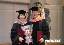 50대 부부, 창원대서 나란히 박사학위 받아 ‘화제’ 