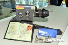 힌츠페터가 사용한 안경, 여권, 카메라