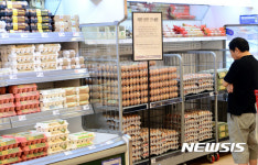 계란 구입 망설이는 소비자