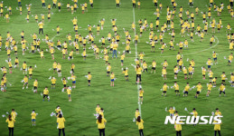 탄천종합운동장에 나타난 '미니언즈'