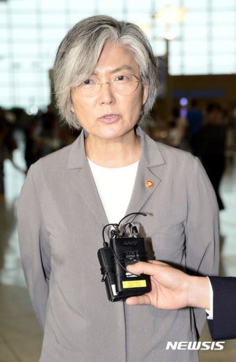 취임후 첫 러시아 방문길 오른 강경화 외교부 장관