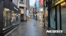 한산한 명동거리