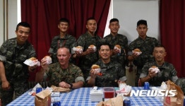 장병들과 햄버거 먹는 한-미 해병사령관