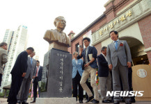 손기정 가슴에 일장기 지운 이길용 기자 흉상
