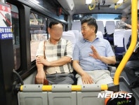 제주 교통체제개편 시행 첫날 버스 손님과 이야기 나누는 원희룡