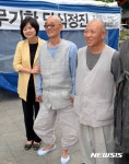 단식 정진 중인 명진 스님 찾은 이정미 대표