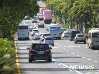 제주 버스 중앙 우선차로 달리는 렌터카
