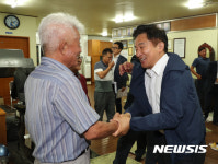 원로와 악수하고 있는 원희룡 제주지사