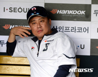 취재진 질문에 답하는 두산 김태형 감독