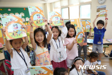 새학기 교과서 받은 초등학생들