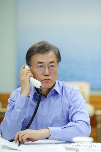 트럼프 대통령과 통화하는 문재인 대통령