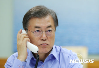 트럼프 대통령과 통화하는 문재인 대통령