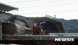 평택 국제대교 상판 철거 시작