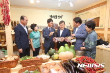 밀양 명례뜰 장터 둘러보는 박일호 시장