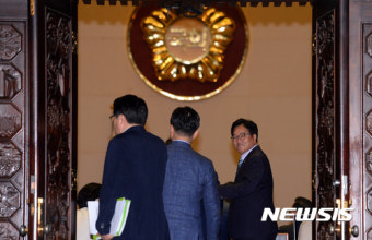 본회의장 반대편 한국당 의총 바라보는 우원식 원내대표
