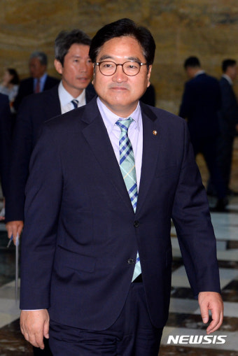 국회 본회의장 향하는 우원식 민주당 원내대표