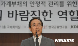 개회사하는 김준경 원장