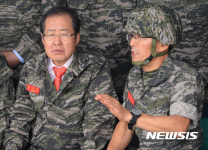 작전지역 설명듣는 홍준표 대표