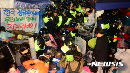 밤새 계속되는 대치상황